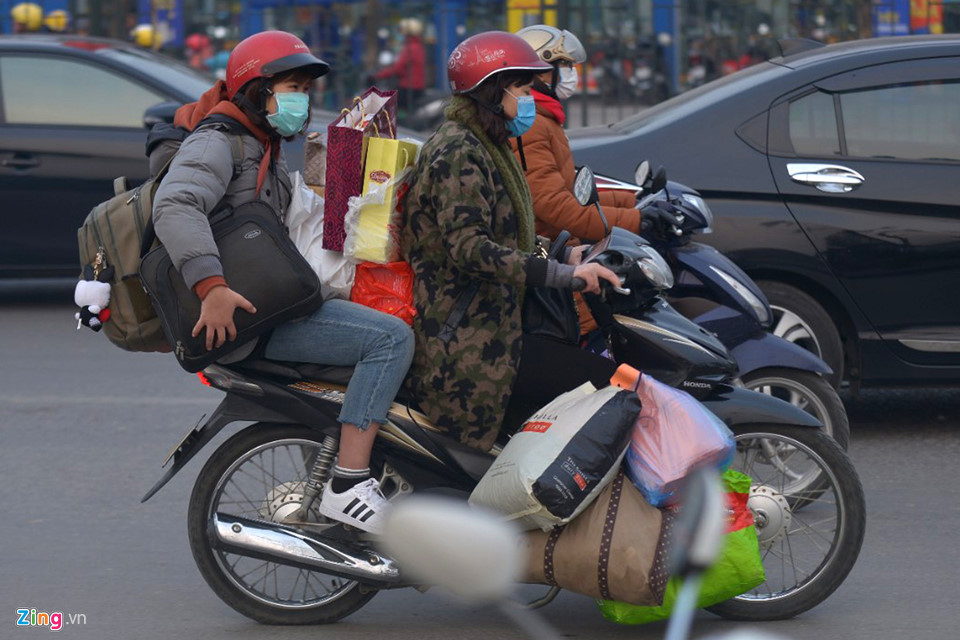 Lỉnh kỉnh tivi, cành đào về quê ăn Tết sau ngày làm việc cuối cùng